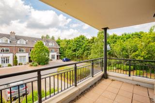 Simply Stunning 3 Bed Apartment with Free Parking - 3