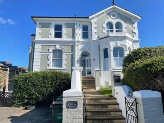 Bright Seaside Basement Apartment - - 9