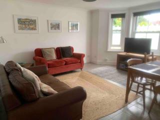Bright Seaside Basement Apartment - - 7