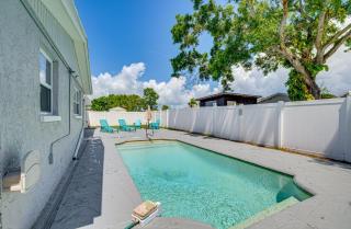 5 Mi to Beach Home with Pool in Holiday! - 9