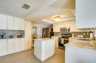 5 Mi to Beach Home with Pool in Holiday! - 3