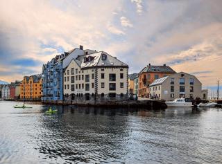 Sea view, terrace & garage in the heart of town - Ålesund - 0