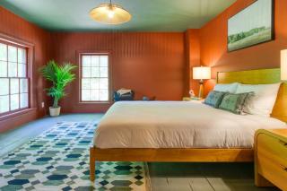 Relax in Style at Historic Modern on Main with Modern Amenities Wooded Views - Stone Ridge - 8