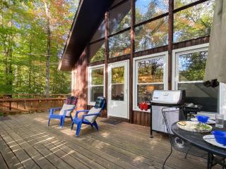 Heidi's Chalet - Modern Hot Tub Lake Access - Pocono Lake - 3