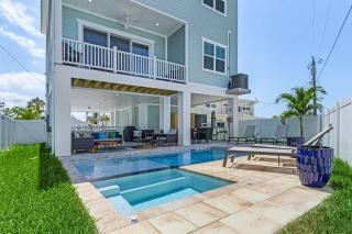209 Seabreeze Escape: NEW Spacious 5-Bedroom Pool Home! - Fort Myers Beach - 0