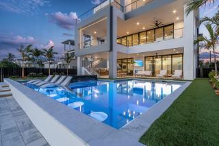 Shoreline Stunner: Luxury Pool, Views, EV Charger - Fort Myers Beach - 0