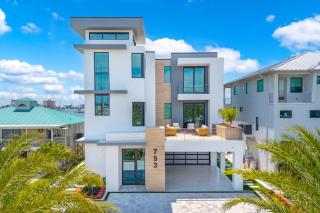 Shoreline Stunner: Luxury Pool, Views, EV Charger - Fort Myers Beach - 8