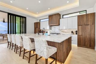 Shoreline Stunner: Luxury Pool, Views, EV Charger - Fort Myers Beach - 5