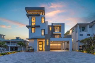 Shoreline Stunner: Luxury Pool, Views, EV Charger - Fort Myers Beach - 4