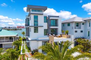 Shoreline Stunner: Luxury Pool, Views, EV Charger - Fort Myers Beach - 3