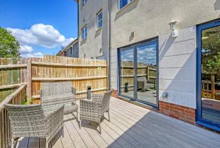 Oakview - 5-Star Hotel Comfort in 4-Bed Home - Garden - Parking - Colchester - 4