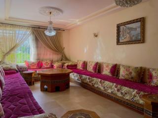2-Bedroom Apartment with Garden Views, WiFi & Full Kitchen in Gated Complex - Tangier - 0