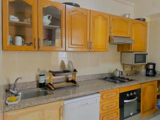 2-Bedroom Apartment with Garden Views, WiFi & Full Kitchen in Gated Complex - Tangier - 5