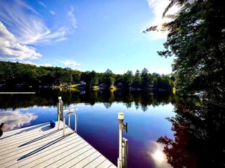 Lakefront Home-Stunning Views-Hot Tub, 3100 sqft! - Wakefield - 0
