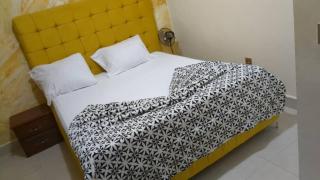 LOGIS D'HERGUINE - SUITE COLETTE -2 personnes - Piscine - Parking - Yaoundé - 5
