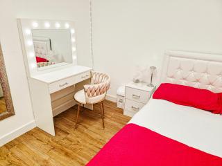 Cleave House - Chic & Stylish 3 bed house - 2