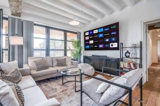 Huge Luxe 85inch Cinema Flat with Balcony and Parking - Londra - 0