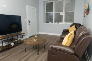 Shared, spacious condo near UChicago and Obama Center - 7