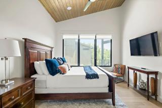 Luxe 3-Story Retreat - Chefs Kitchen and Firepit - Spicewood - 6