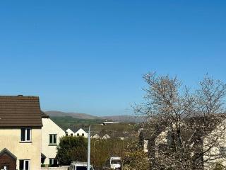 Kendal Explorers 3BR House with Free Parking and EV - 2