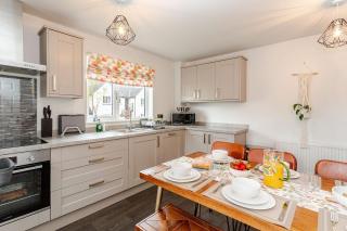 Kendal Explorers 3BR House with Free Parking and EV - 1