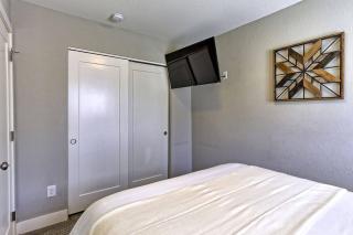 Quiet and Comfy Oasis - Firepit and Yard in Denver - 3