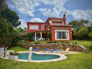 Luxurious Villa 6 Min from Beach with Sea Views - Marbella - 0