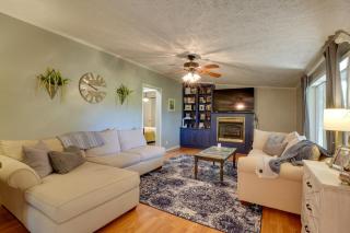 Noteworthy Cabin Grill, Walk to Beaver Lake! - 0