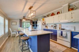Noteworthy Cabin Grill, Walk to Beaver Lake! - 2