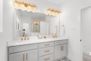 Luxe Heights 3BR Escape in Prime Location With Garage Access - Houston - 5