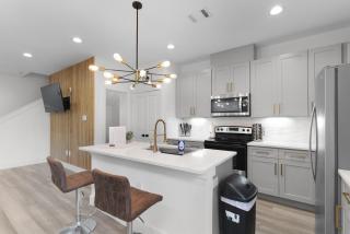 Luxe Heights 3BR Escape in Prime Location With Garage Access - Houston - 5
