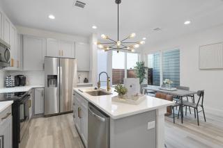 Luxe Heights 3BR Escape in Prime Location With Garage Access - Houston - 6