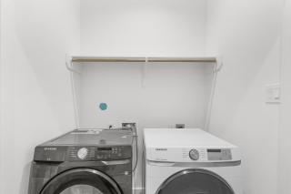 Luxe Heights 3BR Escape in Prime Location With Garage Access - Houston - 2