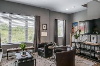 Spacious House with Serene skyline views - Nashville - 4