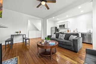 Charming 2nd-Floor Flat 3BR 2BA Free Parking - 3