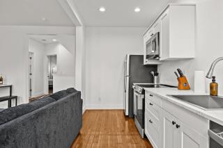 Charming 2nd-Floor Flat 3BR 2BA Free Parking - Louisville - 1