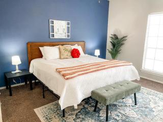Family Retreat - Near Shopping, Dining & Beach - 2