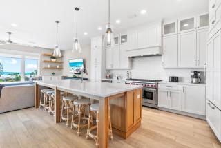 400ft to Beach, Ocean View, Pool, Rooftop, in the Siesta Key Village, 6-bdr - 2