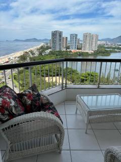 Flat na Barra com Vista Deslumbrante para o Mar - 0