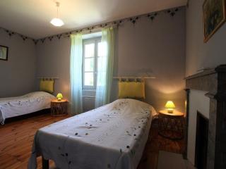 Maison de charme avec grand parc pour des vacances en famille au cœur de l'Auvergne - FR-1-582-278 - - 1
