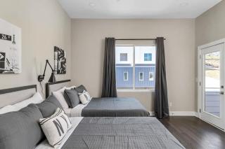 BRAND NEW Side by Side Homes - Sleeps 24 Guests - Nashville - 6