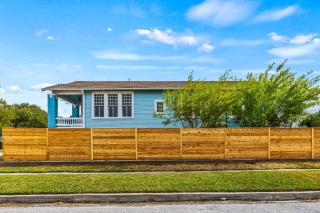 Minutes from The Strand & Shops | Pet-friendly! - Galveston - 7