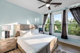 Minutes from The Strand & Shops | Pet-friendly! - Galveston - 3
