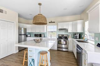 Beach Bliss Awaits | Stylish, Bright & Relaxing! - 6