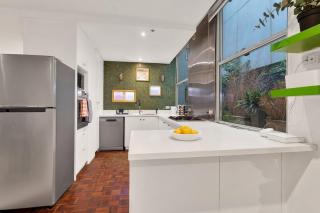 Acacia QVM - Free Parking - Melbourne - 8
