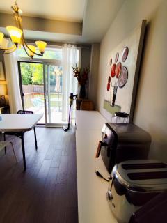 Bright Master Queen Room in London near Western Costco T&T - London - 9