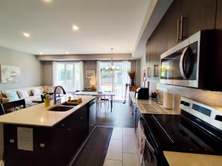 Bright Master Queen Room in London near Western Costco T&T - London - 8
