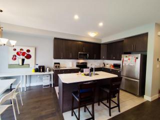 Bright Master Queen Room in London near Western Costco T&T - London - 5