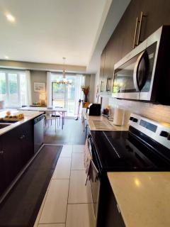 Bright Master Queen Room in London near Western Costco T&T - London - 4