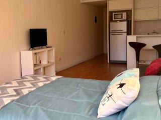 Impeccable and bright with a pool and gym - 6